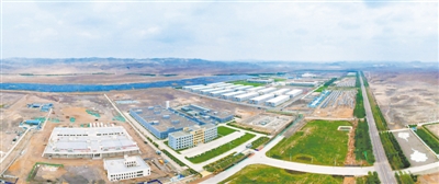 <p>　　寧夏西部云基地一體化新型大數據中心園區規劃占地面積5000畝，分別位于中衛工業園區、沙坡頭區迎水橋鎮、宣和鎮，三地保持30公里至50公里的安全距離，通過光纖直連，適合建設分散存儲和備份、并行計算的高可靠性數據中心。目前，已建成機房面積20萬平方米，安裝機架11832個，裝機能力近40萬臺。2020年，西部云基地發展目標是服務器裝機能力達到50萬臺，投資5億元，做好亞馬遜、美利云、中國移動等5個已建成數據中心項目