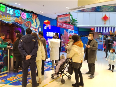 市民逛商場感受節(jié)日氛圍。本報(bào)記者 吳彩華 攝