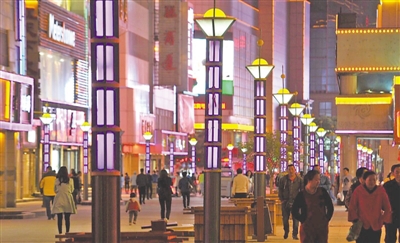 <p>　　鼓樓步行街作為銀川市傳統的“老牌”商業街依然人潮涌動。</p>