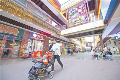 <p>　　傍晚時分，繁華的吳忠市萬達金街成為人們散步、購物的好去處。</p>