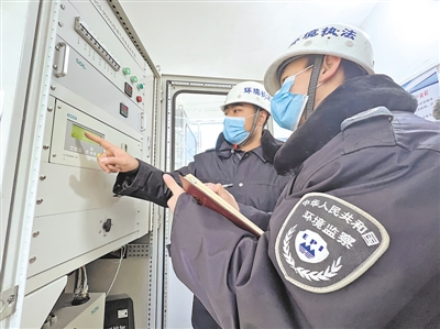 <p>　　吳忠市生態(tài)環(huán)境局執(zhí)法人員檢查企業(yè)治污設(shè)施運(yùn)行情況。</p>