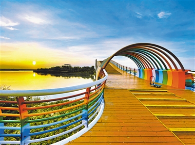<p>　　沙湖風(fēng)景區(qū)，夕陽(yáng)下清澈的湖面與藍(lán)天交相輝映。</p>