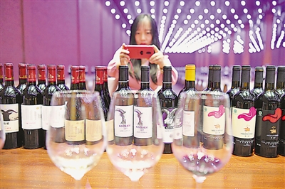<p>　　琳瑯滿目的葡萄酒產品吸引著人們的眼球。</p>