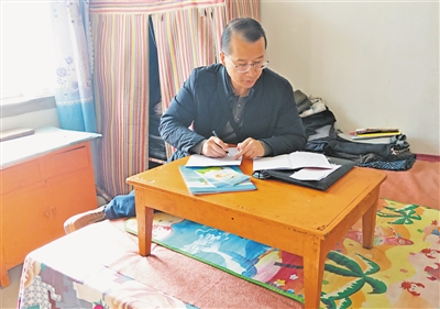 <p>　　白軍民入戶了解村民發展情況。</p>