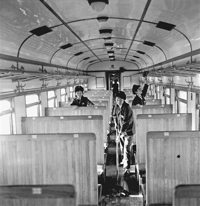 <p>　　1975年9月21日，銀川至北京169/170次直通旅客快車開行。</p><p>　　鄧尚喜　攝</p>