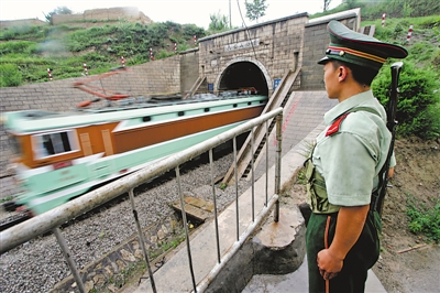 <p>　　1994年6月10日，寶中鐵路全線鋪通。1995年6月8日，寶中電氣化鐵路建成通車。		　　本報記者　王猛　攝</p>