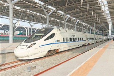 <p>　　銀川站靜待發(fā)車的和諧號(hào)。　　　　　　　　　　　　　　　　　　本組圖片均寧夏日?qǐng)?bào)報(bào)業(yè)集團(tuán)全媒體記者　　錢建忠　馬楠　攝</p>