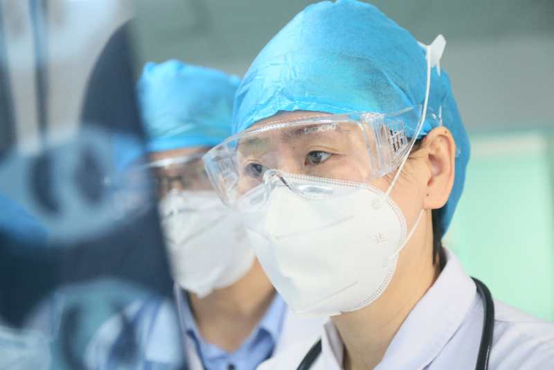 疫情期間帶領科室人員認真查看每一個患者.jpg