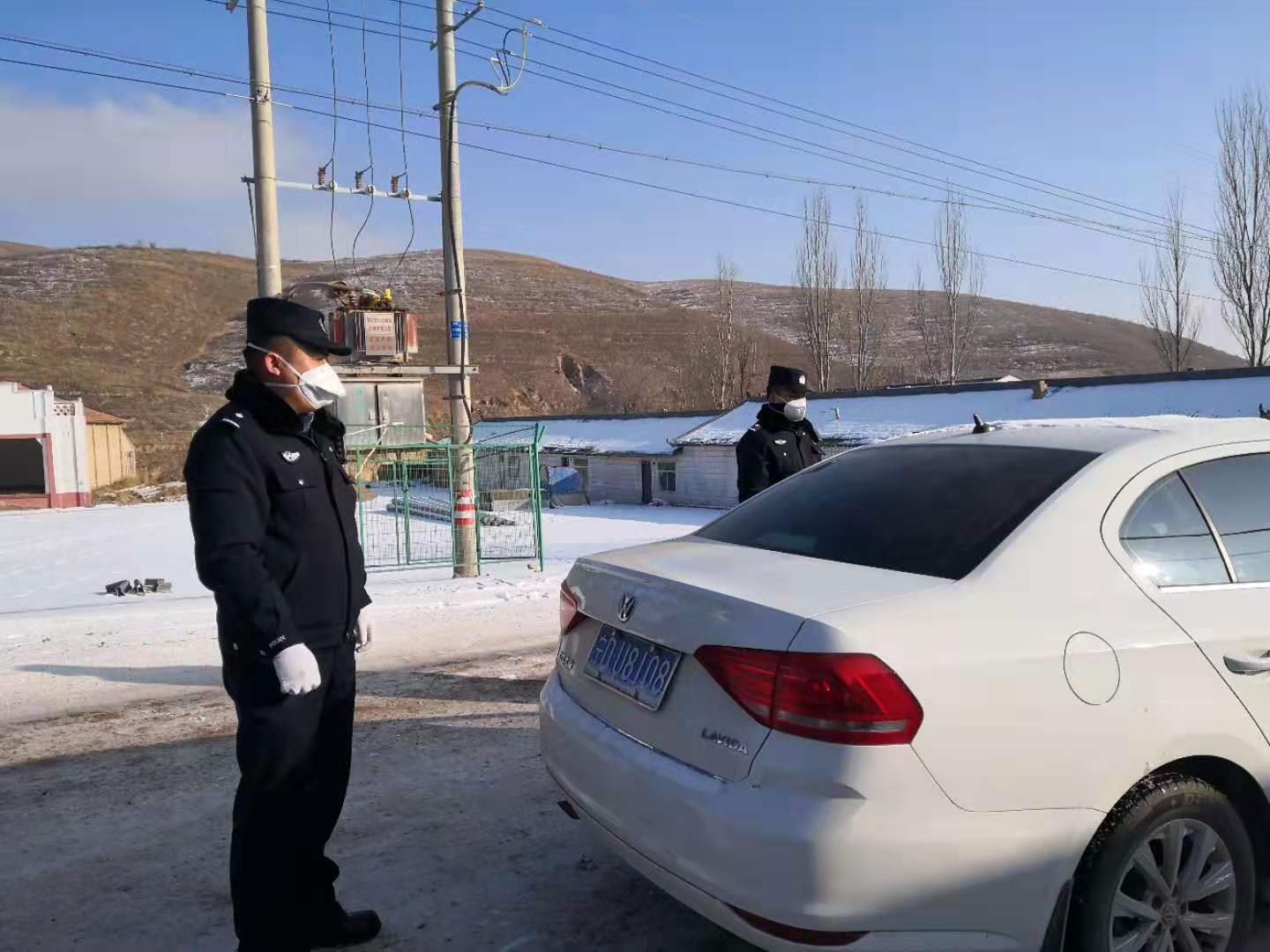 疫情期間，王志強(qiáng)盤查過往車輛.jpg