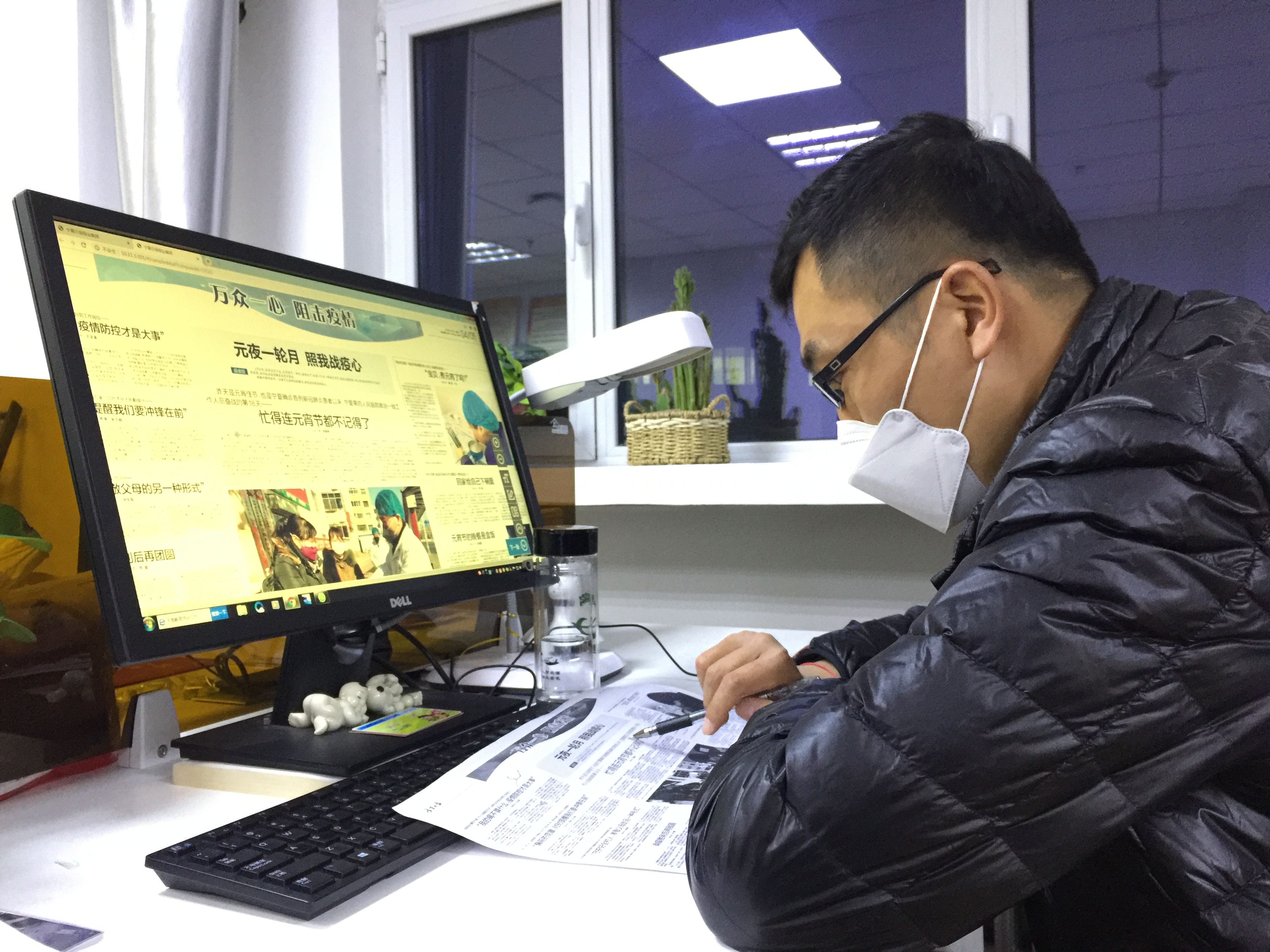 2月9日凌晨，寧報集團吳少男在編校稿件。.jpg