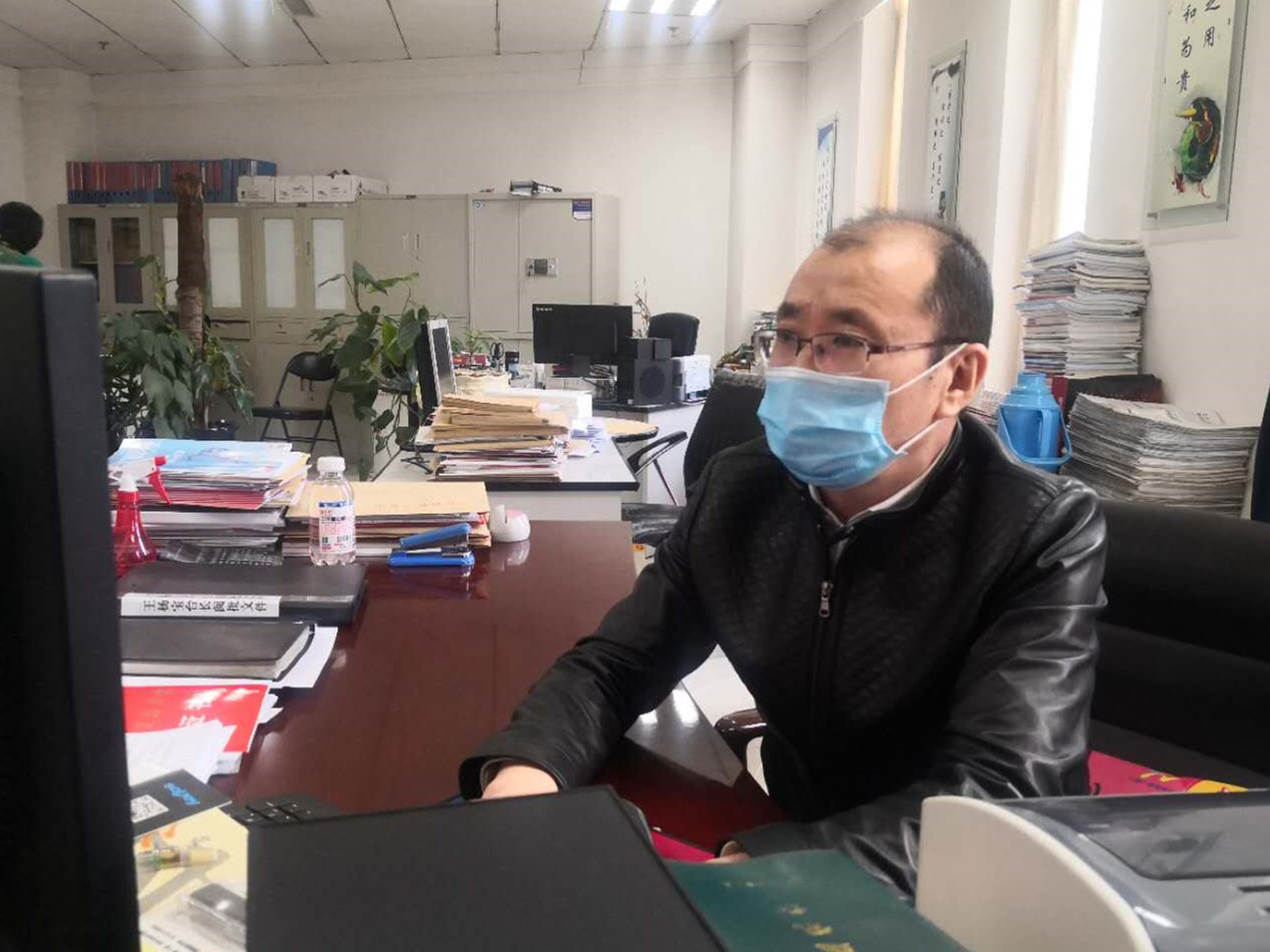 海曉宇同志在起草疫情防控相關文件.jpg