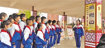 <p>　　中衛(wèi)市第九小學民族團結進步教育文化長廊。</p><p>　　本報記者　王溦　攝</p>