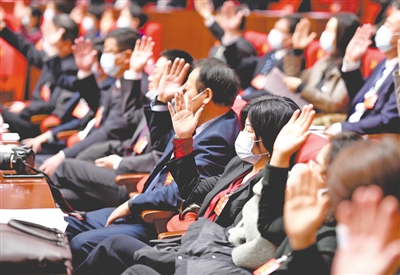 <p>　　自治區政協委員表決通過各項決議。</p>