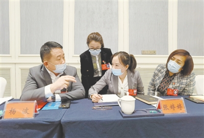<p>　　來自基層的自治區人大代表情系民生，認真履職。</p>