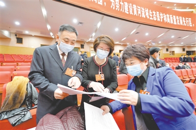 <p>　　自治區政協委員就熱點問題交流討論。</p>