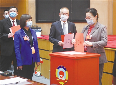 <p>　　自治區政協委員投下神圣的一票。</p>