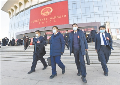 <p>　　自治區人大代表滿懷憧憬走出會場，踏上新征程。</p>