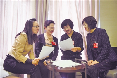 <p>　　→參加自治區政協十一屆四次會議的政協委員們已于1月26日向大會報到。</p>