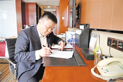 <p>　　政協委員王寧在住地修改提案?！?lt;/p>