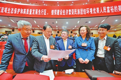 <p>　　開幕會結束后，委員們就政協常委會工作報告展開討論。</p>