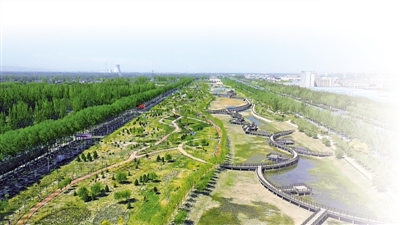 <p>　　城在綠中，水在城中。　　本報(bào)記者　蘇峰　攝</p>