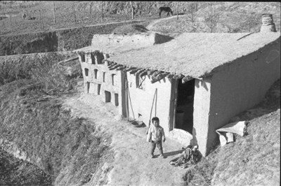 <p>　　20世紀八九十年代，西海固地區簡陋的農村住房。本報記者　王猛　攝</p>