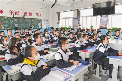 <p>　　吳忠市第四中學應用多媒體開展教學。</p><p>　　本報記者　錢建忠　攝</p>