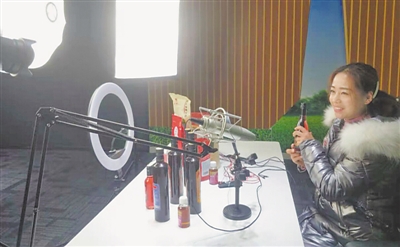 <p>　　移民將特色產品通過電商銷往全國各地。</p>
