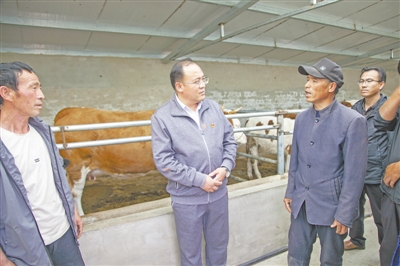 <p>　　去年3月，海原縣扶貧辦工作人員到史店鄉蒼灣村易地扶貧搬遷安置點調研移民村后續產業發展情況?！　　　　。▓D片由海原縣扶貧辦提供）</p>