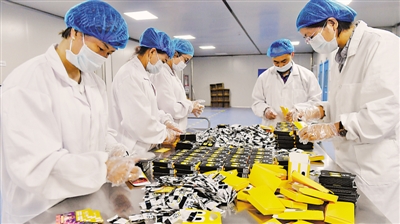 <p>　　中寧現代枸杞加工示范園區里，企業工人在包裝枸杞糖肽制品。枸杞糖肽生產線落戶中寧，凍干枸杞生產線、枸杞清汁、飲料、酵素等生產線相繼投產達效，枸杞產業鏈進一步拉長。</p><p>　　本報記者　王鼎　攝</p>