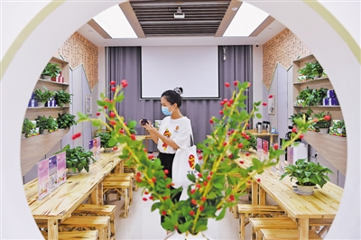 <p>　　2021年6月，第四屆枸杞產業博覽會，來自全國百余家媒體記者聚焦枸杞宴、采摘節、重大科技成果發布等活動。</p><p>　　本報記者　白茹　攝</p>