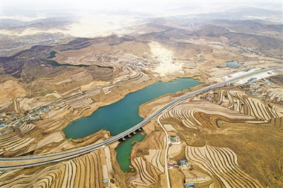 <p>　　自來水翻山越嶺流入千家萬戶。</p>