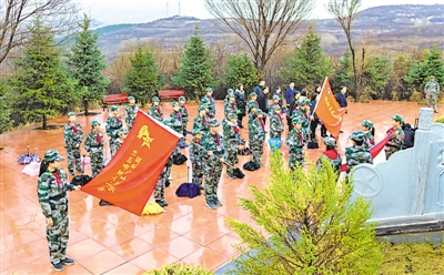 <p>　　學生開展愛國主義教育。</p>