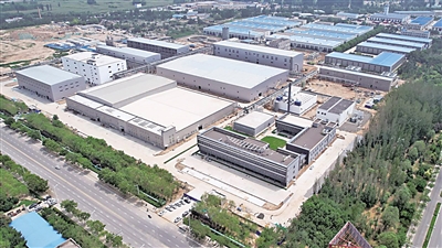 <p>　　吳忠市金積工業(yè)園區(qū)盤活利用閑置土地，引入上方生物科技有限公司。</p><p>　　自治區(qū)自然資源廳以助推高質(zhì)量發(fā)展為主題，以土地權(quán)改革為抓手，持續(xù)深入開展批而未供和閑置土地盤活利用專項(xiàng)行動，實(shí)行批而未供和閑置土地處置與土地利用計(jì)劃分配、新增建設(shè)用地報(bào)批掛鉤，借助全區(qū)建設(shè)用地節(jié)約集約利用評價(jià)監(jiān)管平臺，全面梳理摸排批而未供和閑置土地“底數(shù)清單”，為每個(gè)閑置低效地塊“量身定制”盤活出路，推進(jìn)閑置土地“再開發(fā)促增值”。截至今年7月底，全區(qū)已盤活利用批而未供和閑置土地3.916萬畝，其中處置批而未供土地2.803萬畝，處置閑置土地1.113萬畝。通過“增存掛鉤”機(jī)制，存量用地折算新增建設(shè)用地指標(biāo)1.532萬畝。</p><p>　　本報(bào)記者　　張瑛　　　</p><p>　　（圖片由自治區(qū)自然資源廳提供）</p>