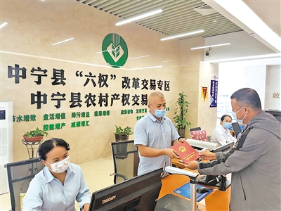 <p>　　為群眾頒發林權類不動產證書。</p>