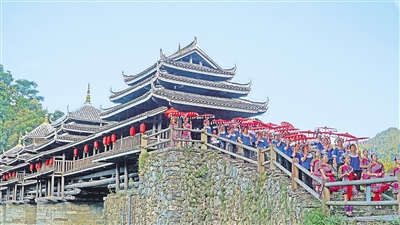     8月26日，三江侗族自治縣程陽八寨景區。程陽八寨位于三江侗族自治縣林溪鎮，立足中國侗族原生態旅游資源，通過旅游銷售油茶、茶葉、侗族工藝品等提高群眾收入。