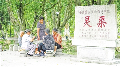     靈渠位于廣西壯族自治區桂林市興安縣，全長36.4公里，是連接長江流域和珠江流域的一條古代運河。水清岸綠渠暢景美，每年吸引游客100多萬人次。