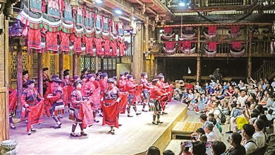     8月27日，在廣西桂林市龍勝各族自治縣龍脊鎮黃洛瑤寨，紅瑤姑娘表演曬紅衣，紅瑤梳長發等特色活動。黃洛瑤寨共有83戶，348人，獲評“首批中國少數民族特色村寨”。