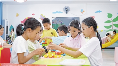     柳州市三江侗族自治縣古宜鎮南站社區兒童活動室，小朋友在玩游戲。