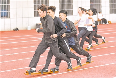     參加板鞋競速的6名運動員在訓(xùn)練。