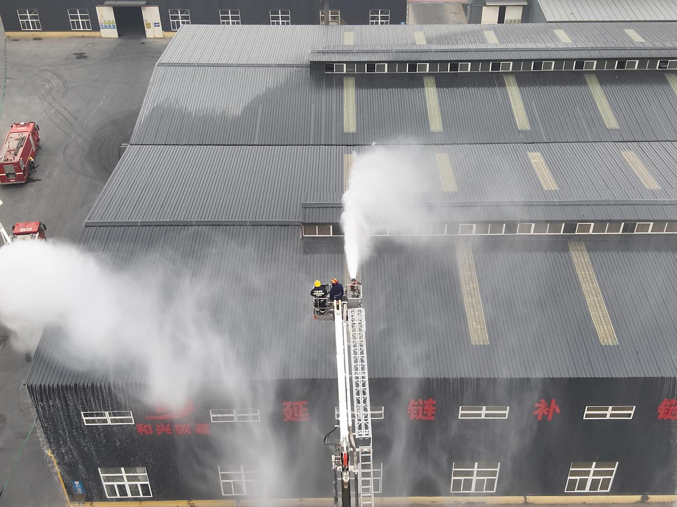 吳忠消防開展大跨度廠房滅火救援拉動及供水能力測試0.JPG